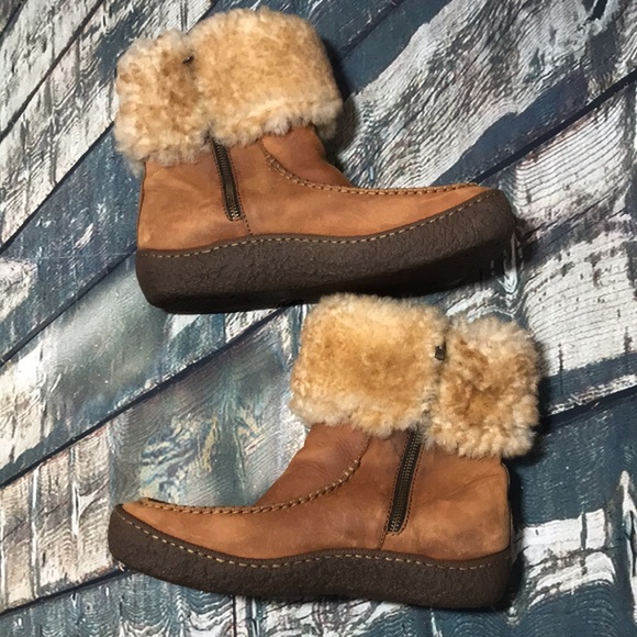 🐬 BORN Brown Leather Shearing Cuff Boots - Picture 15 of 16